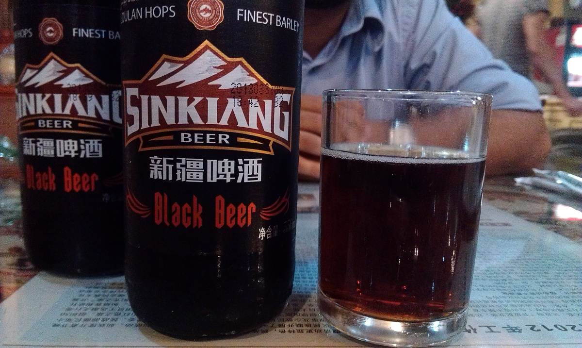 Black beer. Черное пиво. Китайское пиво. Синьцзянское черное пиво. Китайское темное пиво.